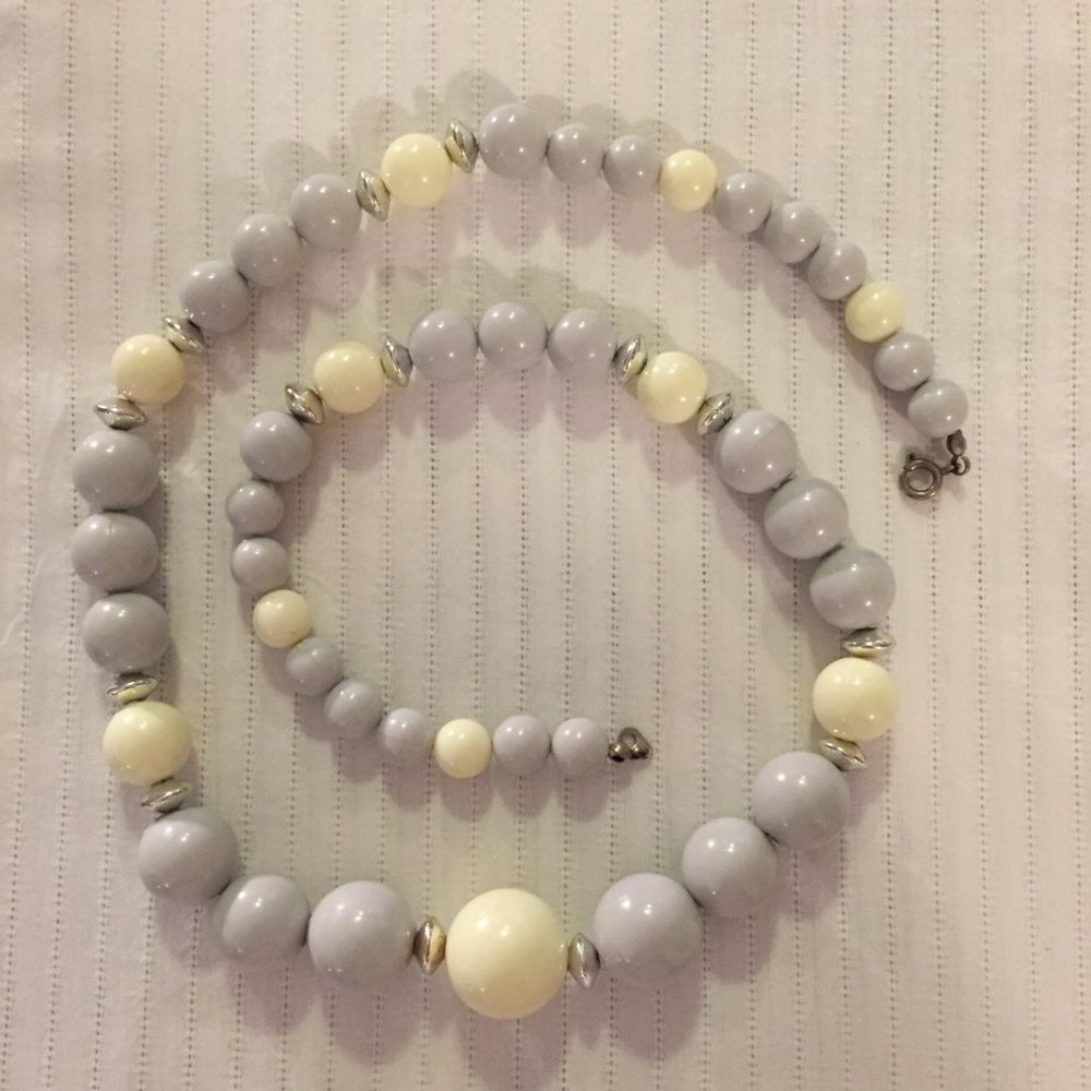 ❤️ 2 for $10 Vintage necklace blue and white beads
